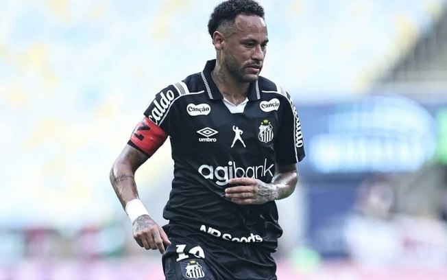 Neymar em ação com a camisa do Santos no Maracanã