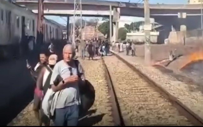 Linha do trem tomada pelos passageiros