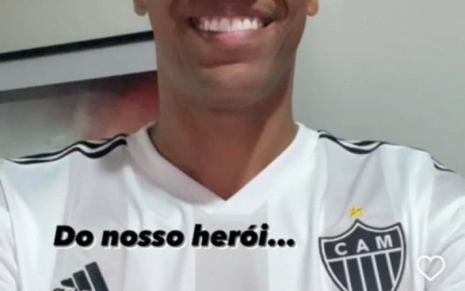 Leonardo Silva mostra nova camisa do Atlético-MG em rede social