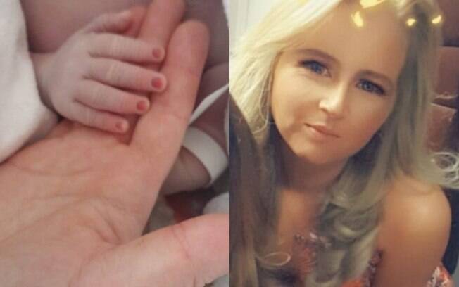 Na foto à esquerda, Keeley Bevan, da Inglaterra, segura a mão de Esmae, bebê que nasceu natimorto há mais de quatro anos