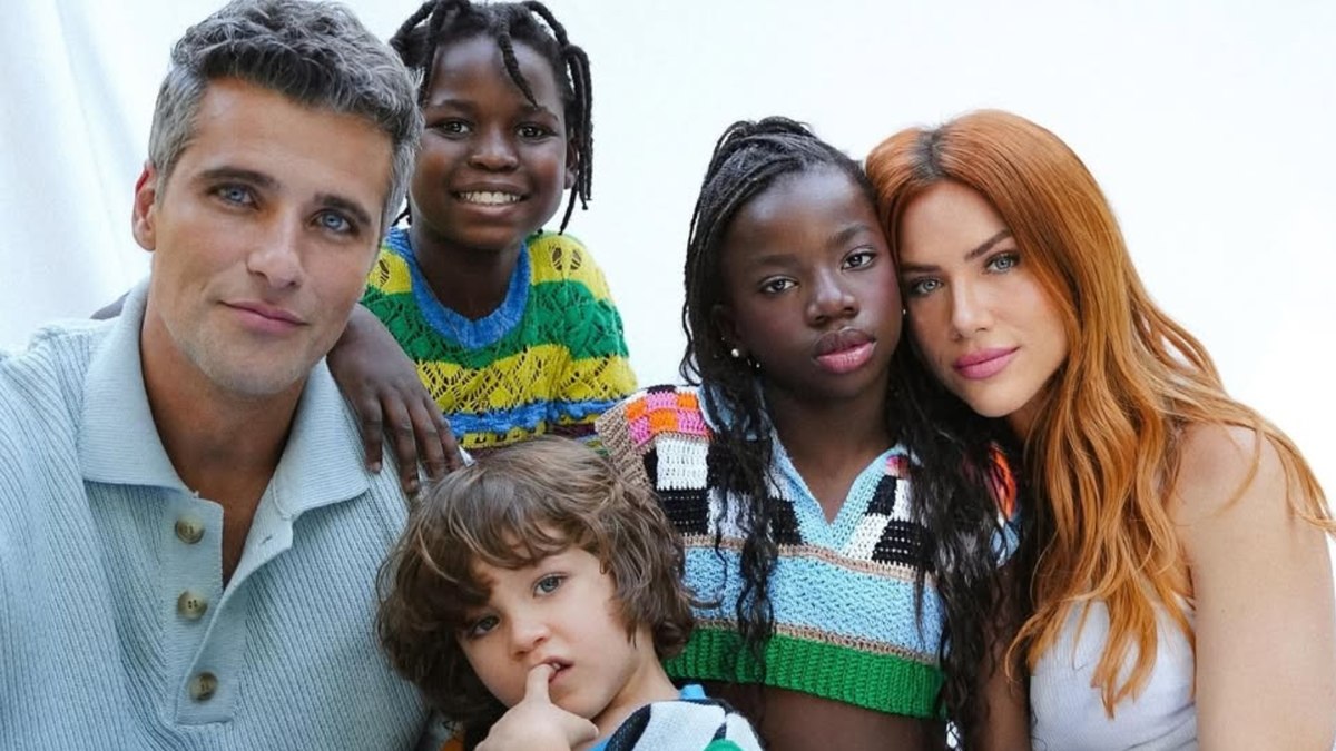 Bruno Gagliasso e Giovanna Ewbank com os filhos Títi, Bless e Zyan