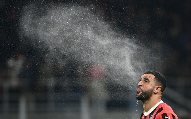 O zagueiro inglês do Milan, Kyle Walker, durante a partida de ida da semifinal da Copa da Itália entre o Milan e a Inter de Milão em 2 de abril de 2025 no estádio de San Siro. O zagueiro inglês do Milan, Kyle Walker, durante a partida de ida da semifinal da Copa da Itália entre o Milan e a Inter de Milão em 2 de abril de 2025 no estádio de San Siro.