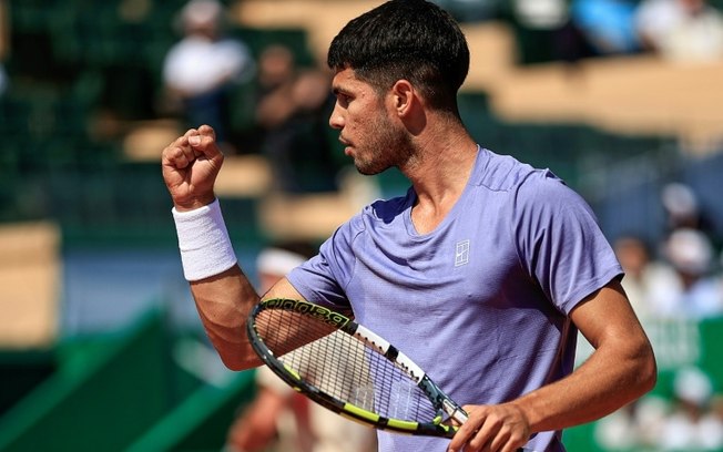 O tenista espanhol Carlos Alcaraz em quadra em Monte Carlo, 10 de abril de 2025 O tenista espanhol Carlos Alcaraz em quadra em Monte Carlo, 10 de abril de 2025