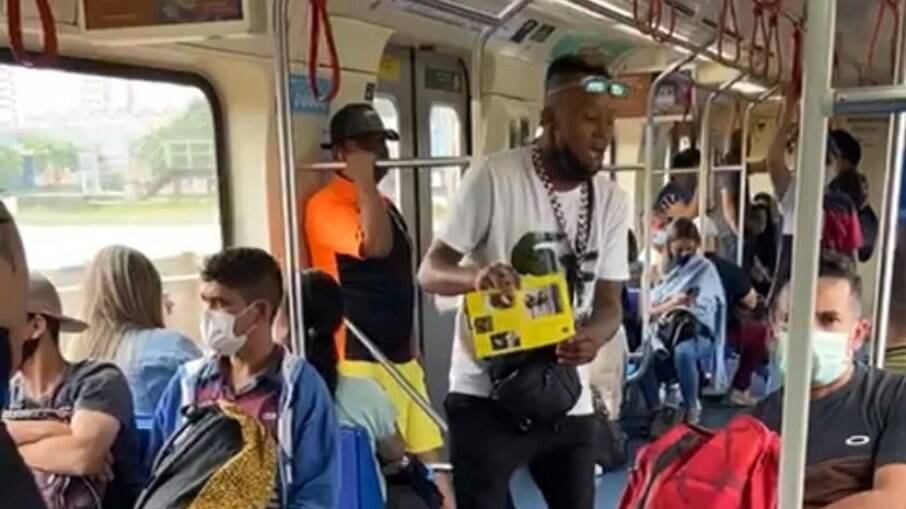Maicon Douglas, de 25 anos, é vendedor ambulante nos metrôs da capital paulista