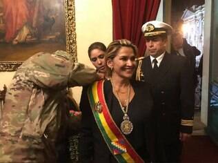 Jeanine Áñez ocupa a presidência após vácuo de poder na Bolívia