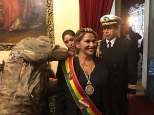 Jeanine Áñez assumindo a presidência da Bolívia