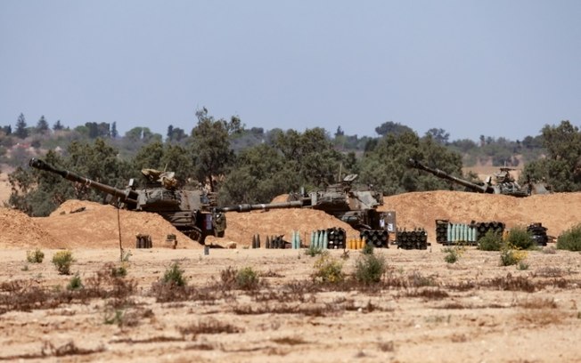 Tropas de Israel posicionadas no sul do país, perto da fronteira com a Faixa de Gaza
