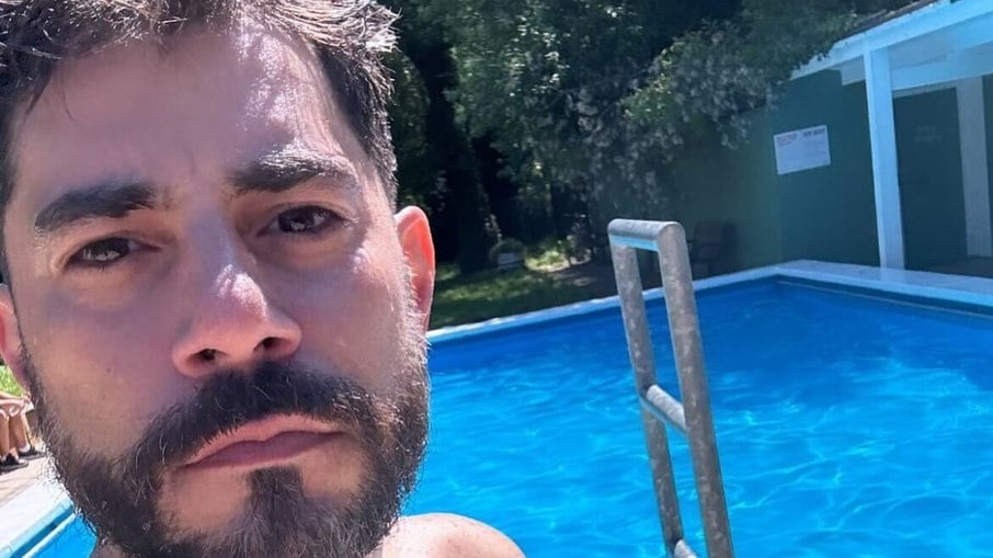 Evaristo Costa surge sem camisa na piscina
