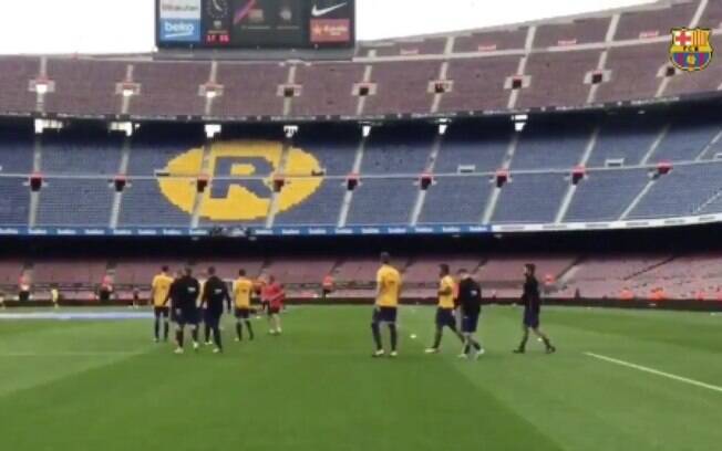 Jogadores do Barcelona fazem aquecimento para o jogo contra o Las Palmas no estádio do Camp Nou vazio