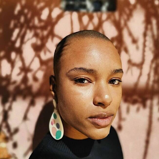 mulher negra careca