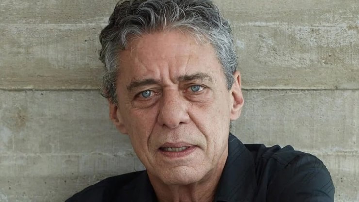 Chico Buarque aciona polícia após ameaça de morte