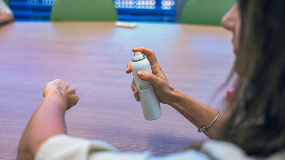 Frasco spray do curativo líquido desenvolvido pela Dermbio Biotech, empresa spin-off acadêmica da Unicamp