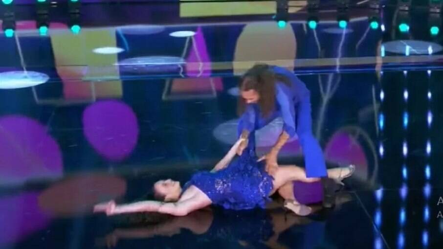 Dança dos famosos: Vitão deixa sua parceira escapar e ela cai dos seus braços