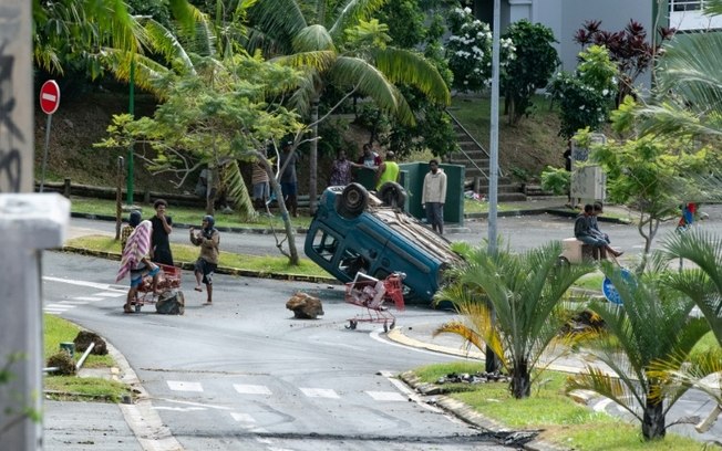 Moradores no bairro de Motor Pool em Noumea, Nova Caledônia, em 16 de maio de 2024, se manifestam contra uma reforma do censo eleitoral