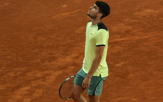 O tenista espanhol Carlos Alcaraz durante a partida contra o russo Andrey Rublev nas quartas de final do torneio de Madri, em 1º de maio de 2024