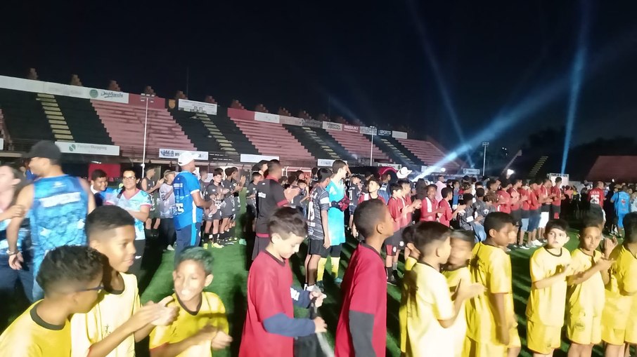 Com todas as comunidades, gramado do Ninho do Corvo ficou cheio na abertura da Copa Crias de Guarulhos. Com todas as comunidades, gramado do Ninho do Corvo ficou cheio na abertura da Copa Crias de Guarulhos.