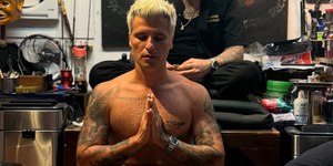 Bruno Gagliasso se tatua na Tailândia: "Experiência sagrada"