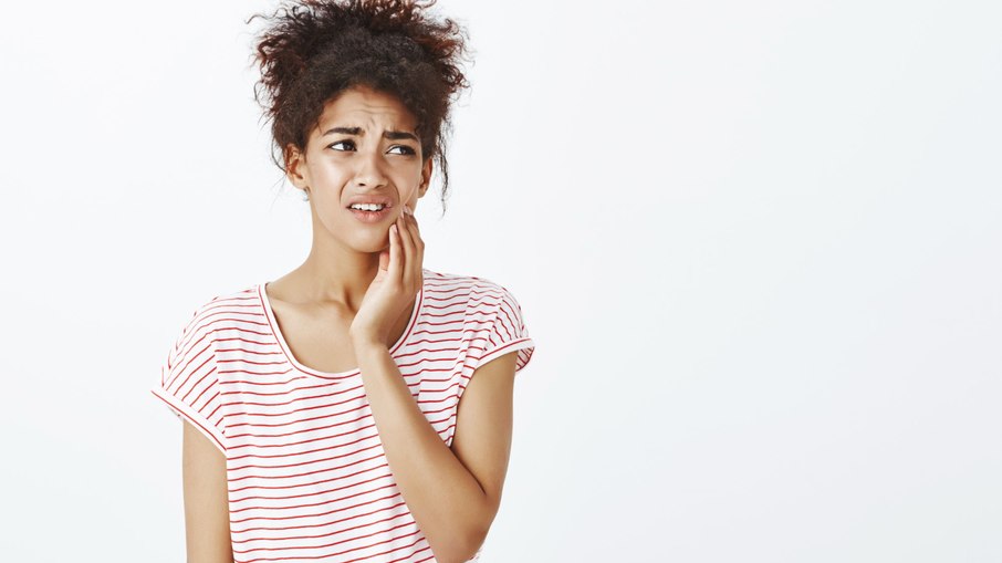 Cuidados como higiene bucal completa e escovação adequada ajudam a evitar a sensibilidade