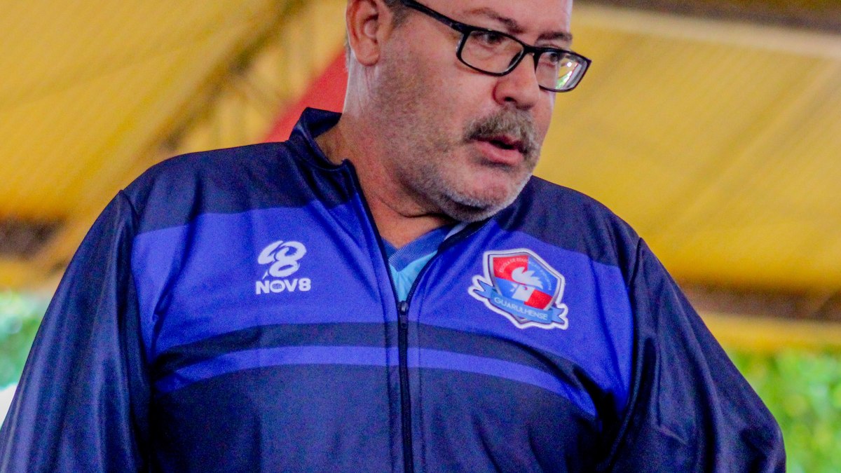 Toninho Oliveira obteve trabalhos de destaques no futebol de Guarulhos à frente das duas equipes da cidade, o Flamengo e o Guarulhos, inclusive revelando Henrique Dourado. Toninho Oliveira obteve trabalhos de destaques no futebol de Guarulhos à frente das duas equipes da cidade, o Flamengo e o Guarulhos, inclusive revelando Henrique Dourado.