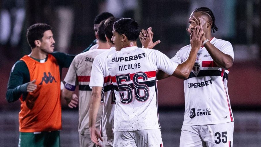 Nicolas Bosshardt com jogadores do São Paulo