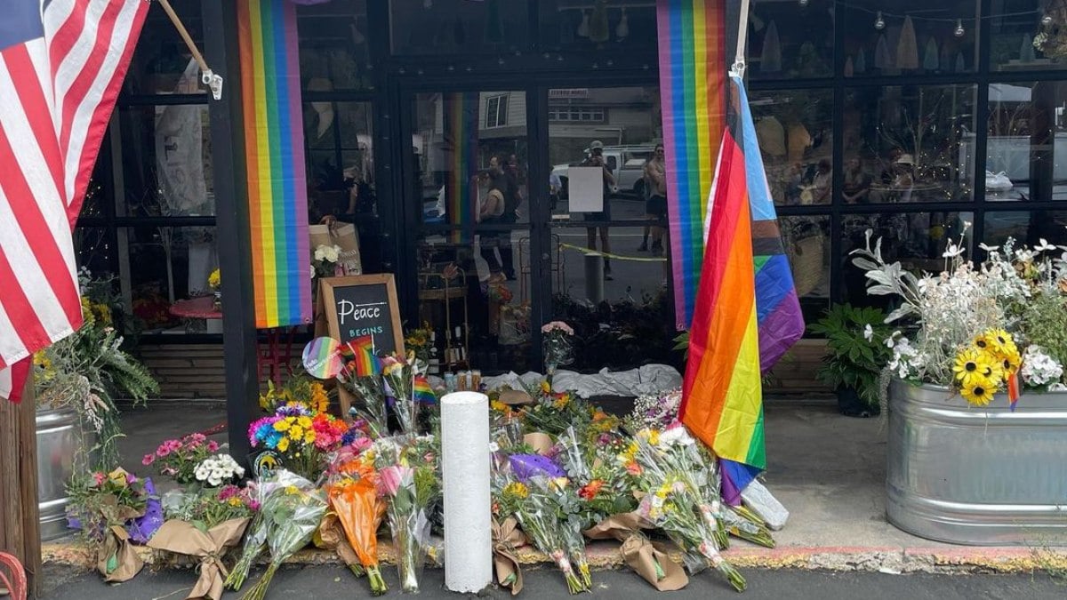 Una mujer ha sido asesinada a tiros por colocar una bandera LGBTQ+ en su propia tienda