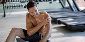 Supino com barra exige acompanhamento profissional e cuidados