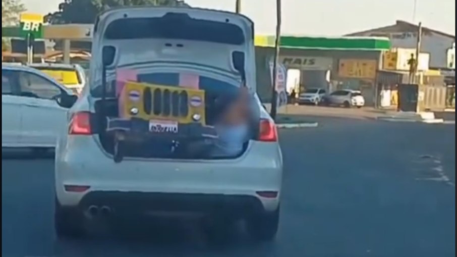 Criança aparece no porta-malas aberto de um carro em movimento em Inhumas; mãe afirma que ela segurava uma maquete para um trabalho escolar