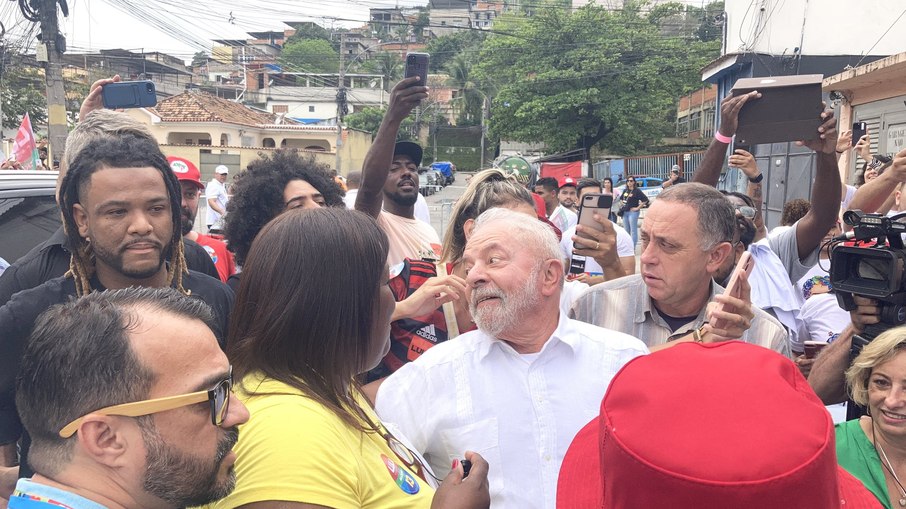 Lula encontrou representantes da sociedade civil em caminhada pelo Complexo do Alemão