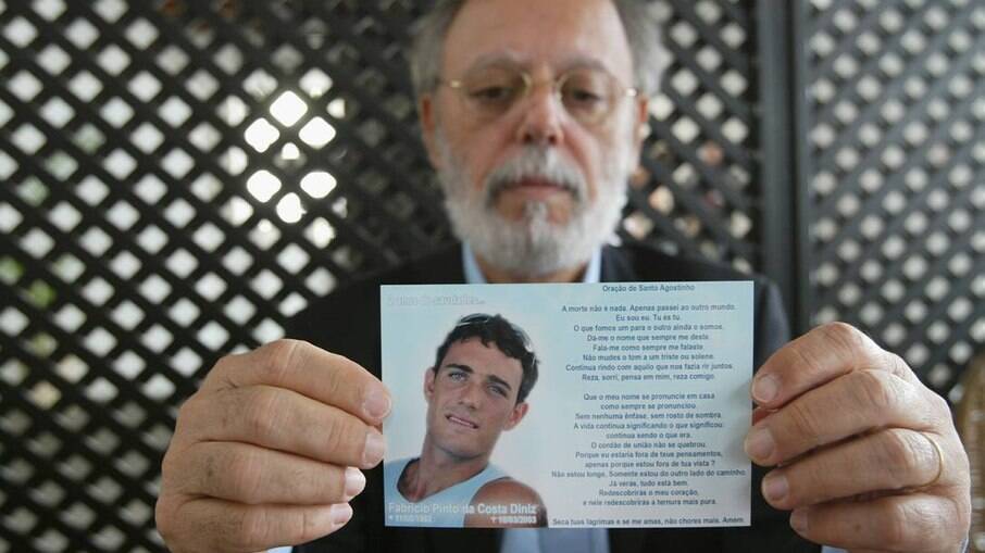Pai exibe foto de filho morto em acidente de carro em 2003