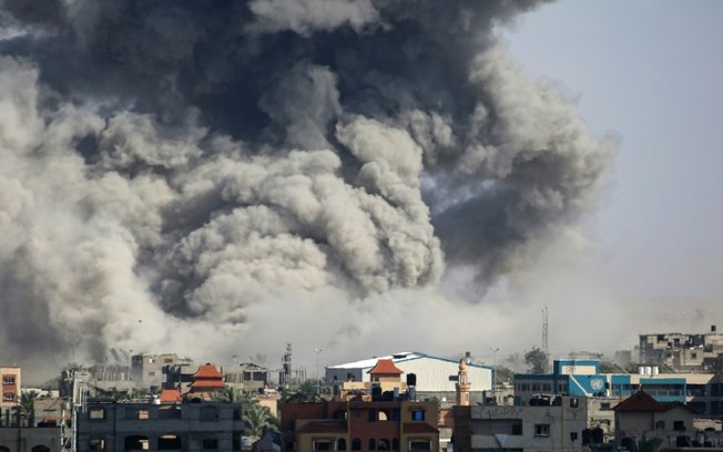 Fumaça provocada por bombardeio israelense em Rafah, sul da Faixa de Gaza, em 6 de maio de 2024