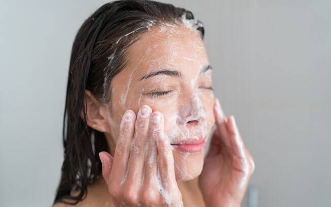 Lavar demais o rosto pode alterar a barreira de proteção da pele