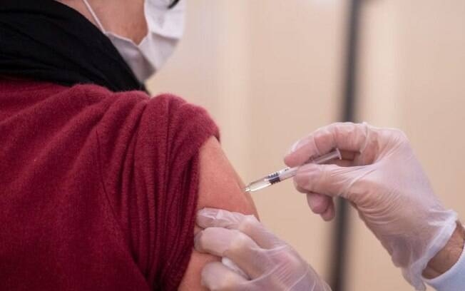 Itália recebe primeiras doses de vacina da Moderna contra a Covid-19