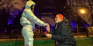 Funkeiro e ex-BBB MC Binn pede influenciadora em casamento; veja vídeo