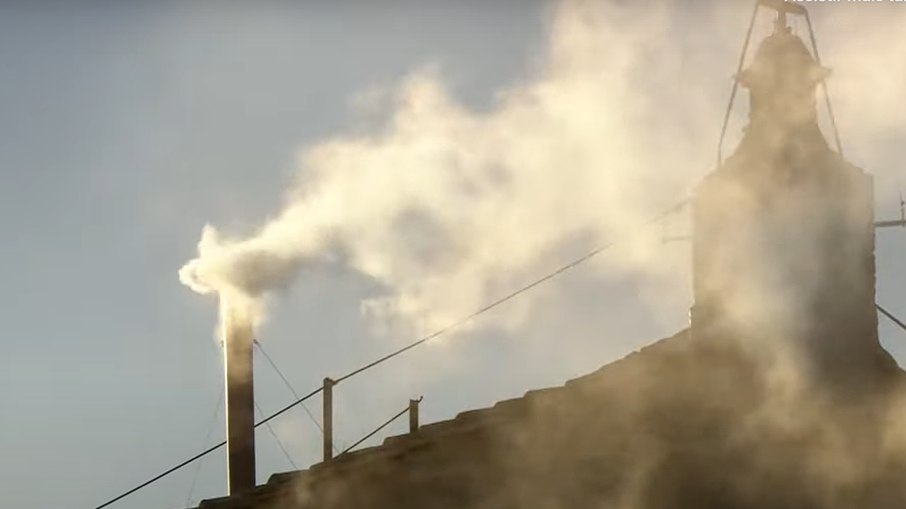 A fumaça branca sinaliza a escolha do novo pontífice A fumaça branca sinaliza a escolha do novo pontífice