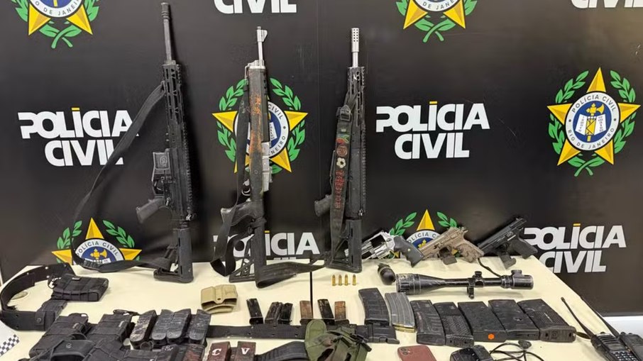 Armamento apreendido durante operação deste domingo (27)