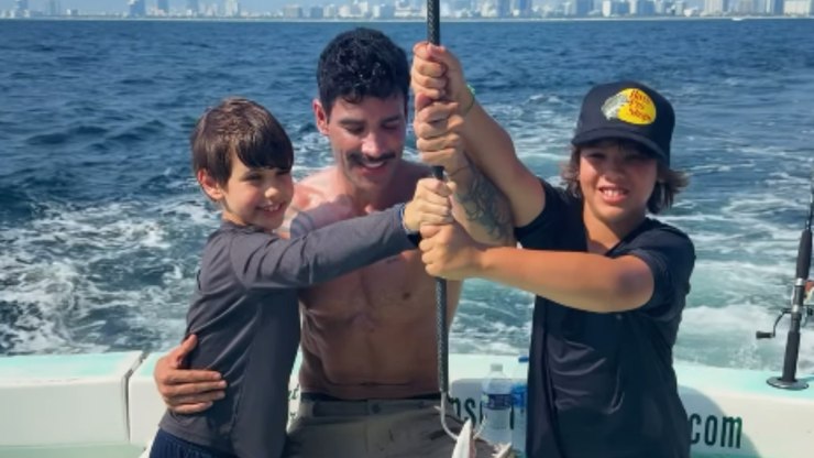 Gusttavo%20Lima%20pesca%20em%20alto-mar%20com%20os%20filhos%20e%20mostra%20resultado