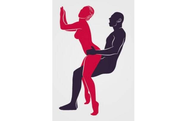 Uma das posições sexuais para o primeiro sexo com alguém é na cadeira, onde a mulher se sente segura para a relação