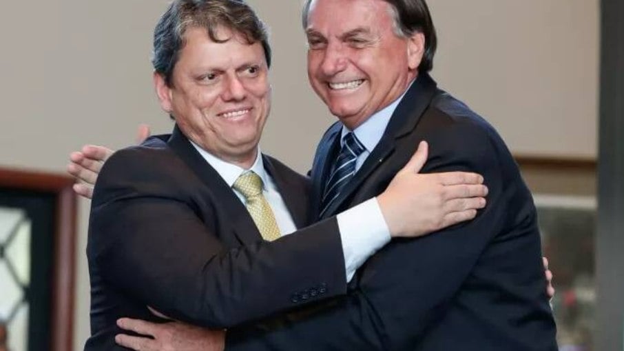 Tarcísio de Freitas abraçado com Bolsonaro