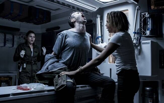 A primeira cena em que nasce um alien em Alien: Covenant é tão aterrorizante quanto em 1979