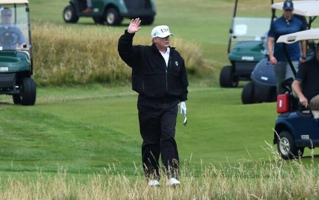 Donald Trump joga golfe em um resort de luxo de sua rede de hotéis na Escócia