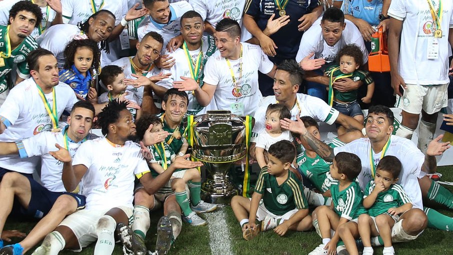 Elenco do Palmeiras provocando Ricardo Oliveira depois do título da Copa do Brasil de 2015