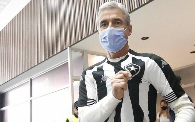 Luís Castro é apresentado pelo Botafogo e comemora: 'Foi uma escolha certa'