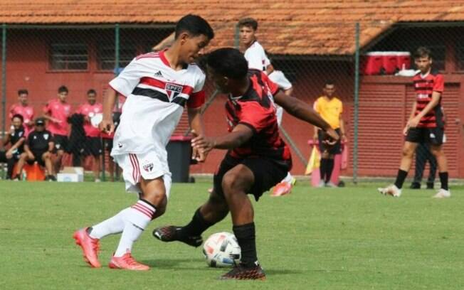 Sub-15 e sub-16 do São Paulo disputam jogos-treino contra o Flamengo-SP