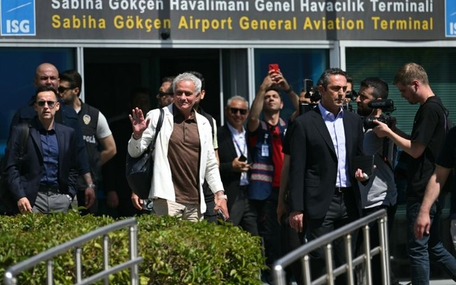 O novo técnico do Fenerbahçe, José Mourinho, chega a Istambul