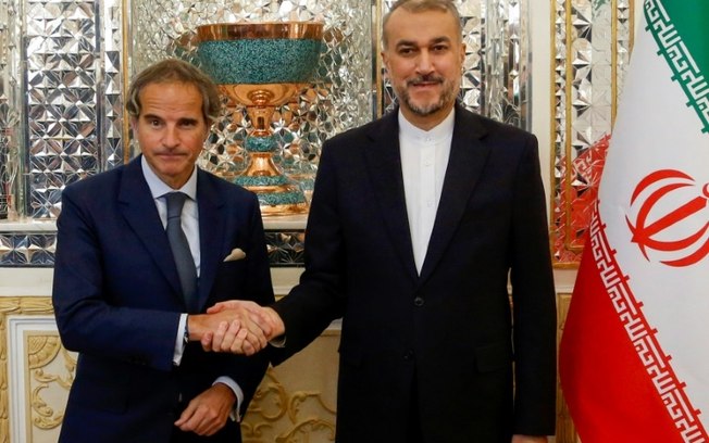 Rafael Grossi (E) posa para foto com o ministro iraniano das Relações Exteriores, Hossein Amir Abdoulahian, durante reunião em Teerã, em 6 de maio de 2024