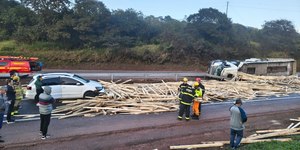 Acidente interdita Fernão Dias no km 59, sentido São Paulo