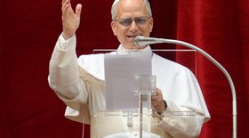 Vaticano divulga brasão, lema e foto oficial do Papa Leão XIV