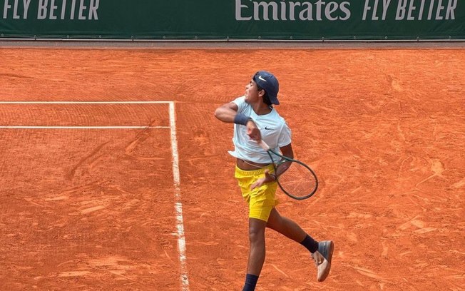 Luis Guto Miguel, de 15 anos, derruba top 50 no juvenil de roland Garros