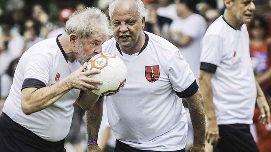 Reinaldo, maior ídolo da história do Galo, com Lula (Chico Buarque ao fundo) em partida no campo do MST: Reinaldo sempre se posicionou contra a assassina Ditadura Militar e, coerente, manteve seu apoio ao presidente Lula Reinaldo, maior ídolo da história do Galo, com Lula (Chico Buarque ao fundo) em partida no campo do MST: Reinaldo sempre se posicionou contra a assassina Ditadura Militar e, coerente, manteve seu apoio ao presidente Lula