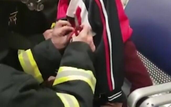 Equipe de resgate da China expôs que o garoto se manteve calmo, mas chorava de dor por não conseguir soltar a pele presa 